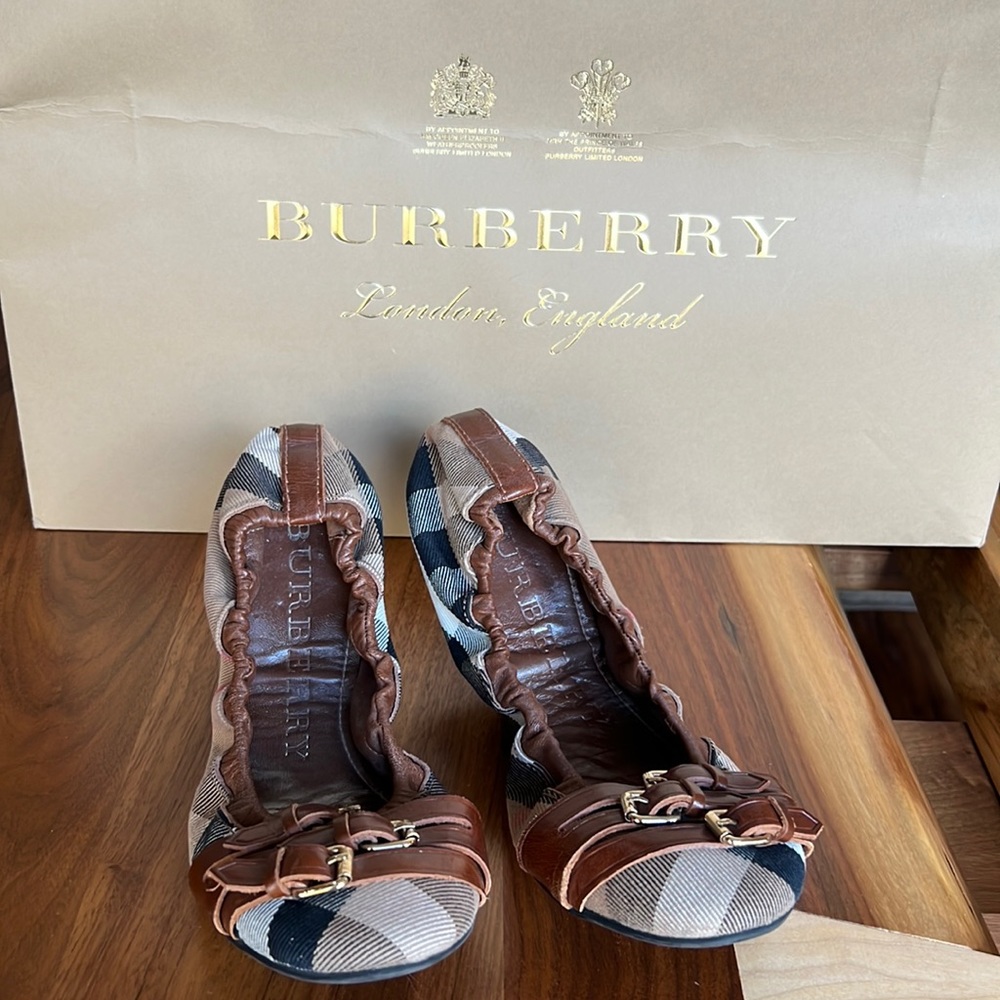 Burberry flats like new size 39 with the bag. - Picture 2 of 5